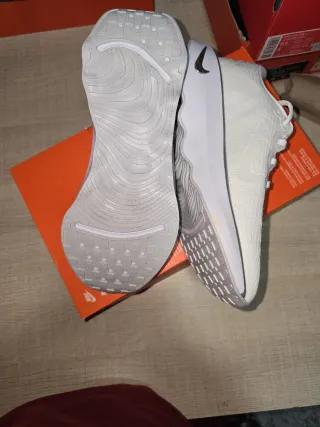 Zapatillas Nike Motiva Blancas y Plateadas