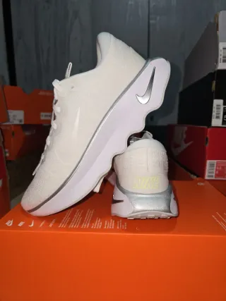 Zapatillas Nike Motiva Blancas y Plateadas