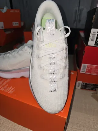 Zapatillas Nike Motiva Blancas y Plateadas