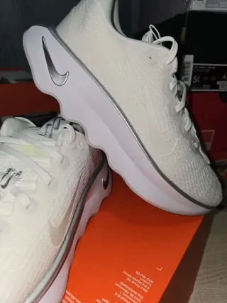 Zapatillas Nike Motiva Blancas y Plateadas