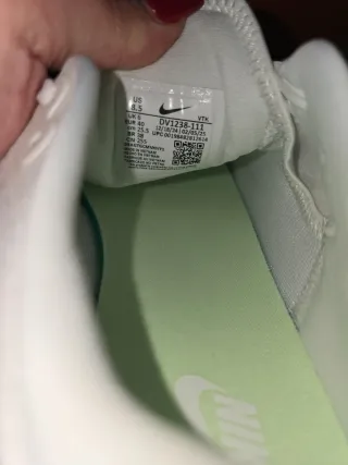 Zapatillas Nike Motiva Blancas y Plateadas