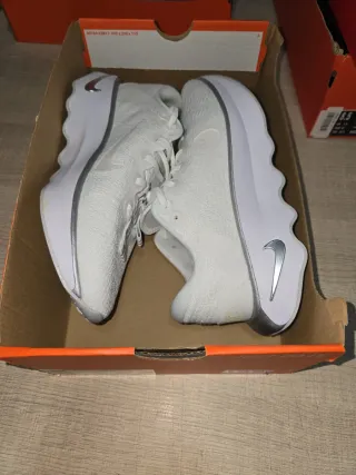 Zapatillas Nike Motiva Blancas y Plateadas