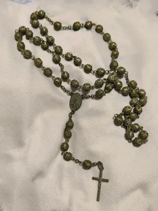Rosario antiguo metal con medalla y cruz