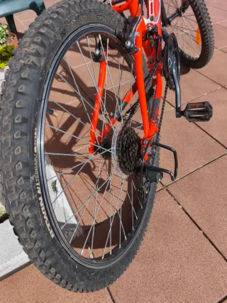 Bicicleta Montaña Naranja Btwin. No se hace envío