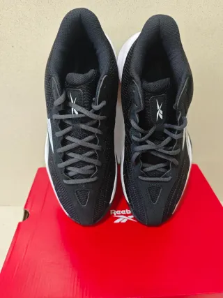 Zapatillas Reebok Negras y Blancas