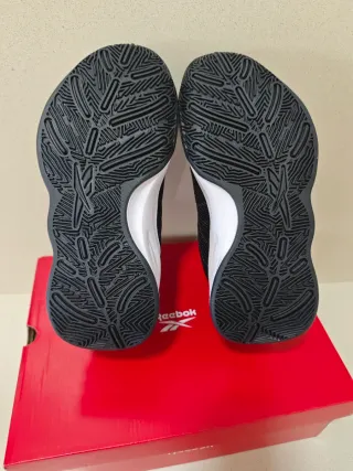 Zapatillas Reebok Negras y Blancas