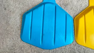 Prancha de neve azul e amarela