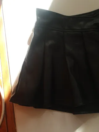 Falda corta de chica negra