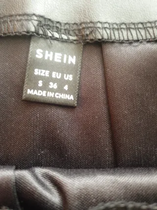 Falda corta de chica negra