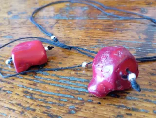 Collana minimal con pendenti rossi