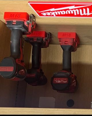 MILWAUKEE 18V –4 Soportes para herramientas