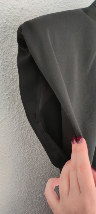 Vestido negro corto hombreras