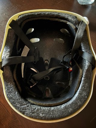 Patinete Cecotec y casco