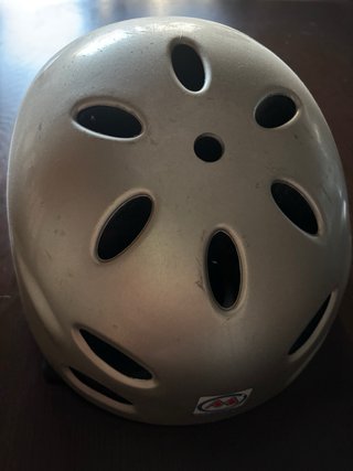 Patinete Cecotec y casco
