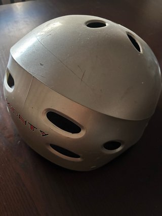 Patinete Cecotec y casco