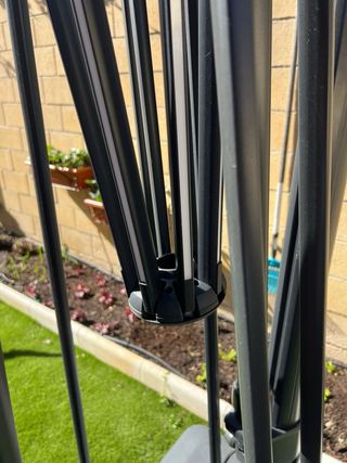 Sombrilla de patio negra y gris