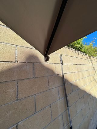 Sombrilla de patio negra y gris