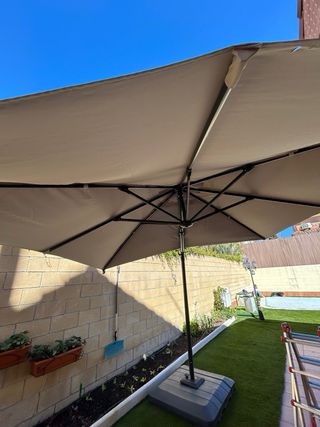 Sombrilla de patio negra y gris