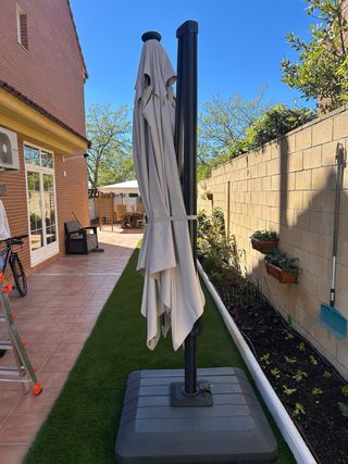 Sombrilla de patio negra y gris