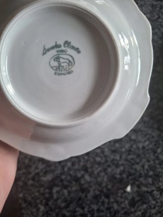 Vajilla de porcelana blanca y dorada