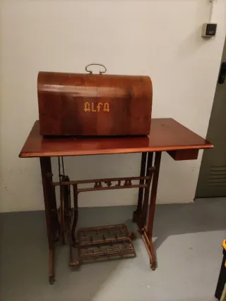 Máquina de coser antigua Alfa