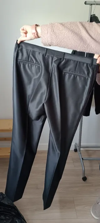 Traje de diseño negro con forro rojo