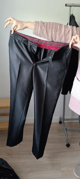 Traje de diseño negro con forro rojo