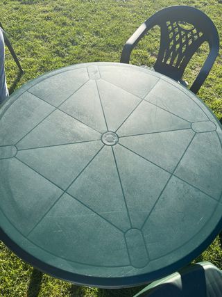 Mesa y 6 sillas de jardín verdes