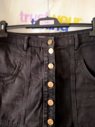 Conjunto Camiseta Blanca y Falda Negra