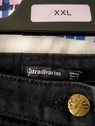 Conjunto Camiseta Blanca y Falda Negra