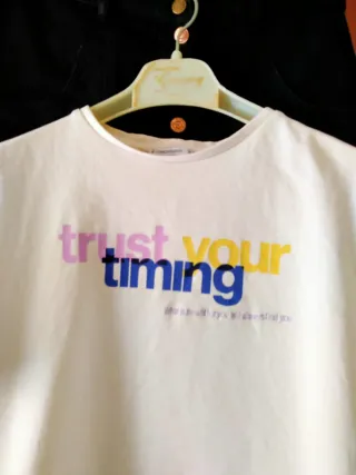 Conjunto Camiseta Blanca y Falda Negra