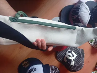 Riñonera y gorra Lacoste beige/verde