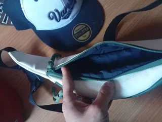 Riñonera y gorra Lacoste beige/verde