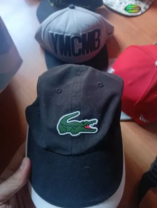 Riñonera y gorra Lacoste beige/verde