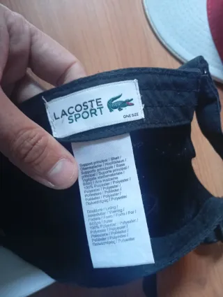 Riñonera y gorra Lacoste beige/verde