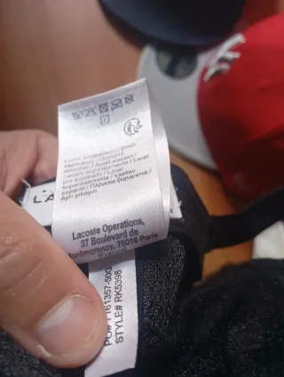 Riñonera y gorra Lacoste beige/verde