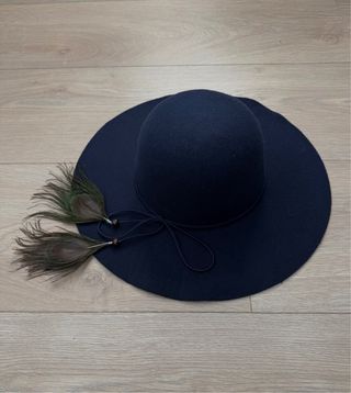 Sombrero azul marino con plumas