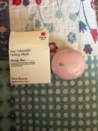 Colorete Rare Beauty Nearly Rose