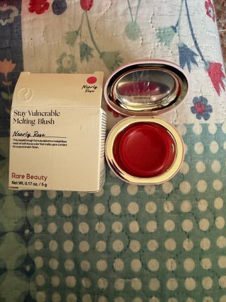 Colorete Rare Beauty Nearly Rose