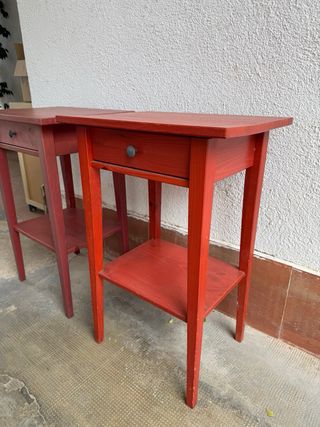 2 Mesitas de Noche Rojas IKEA