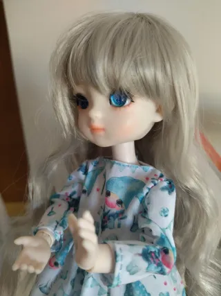 Muñeca BJD pelo gris larguísimo