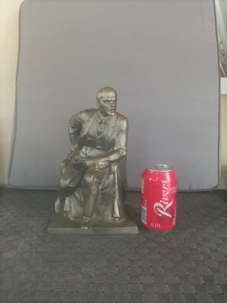 Estatua metálica de Lenin