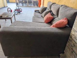 Sofá modular gris con chaiselongue