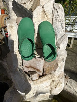 Zuecos de trabajo o jardinería verdes