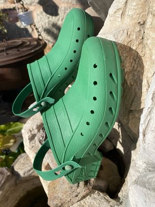 Zuecos de trabajo o jardinería verdes