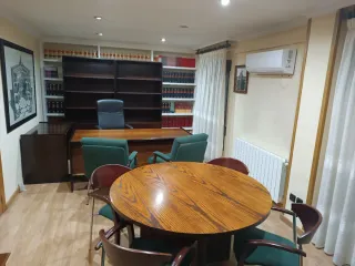 Mesa de despacho madera oscura