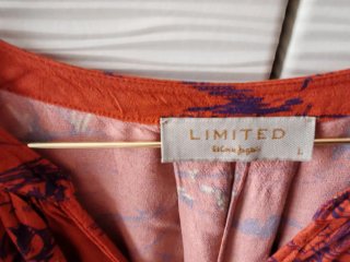 Blusa Limited  estampada y de diseño favorecedor