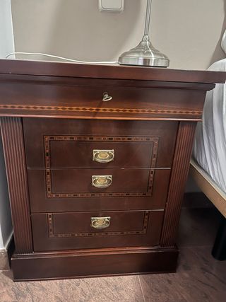 Cabecero de cama y 2 mesitas de noche de madera
