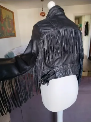 Cazadora cuero negra con flecos