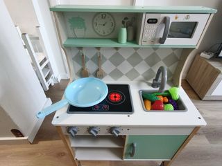 Cocina infantil de madera con accesorios